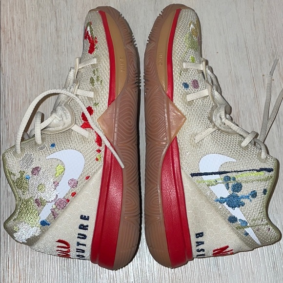 Nike Kyrie Shoes (Kids) - Picture 4 of 5